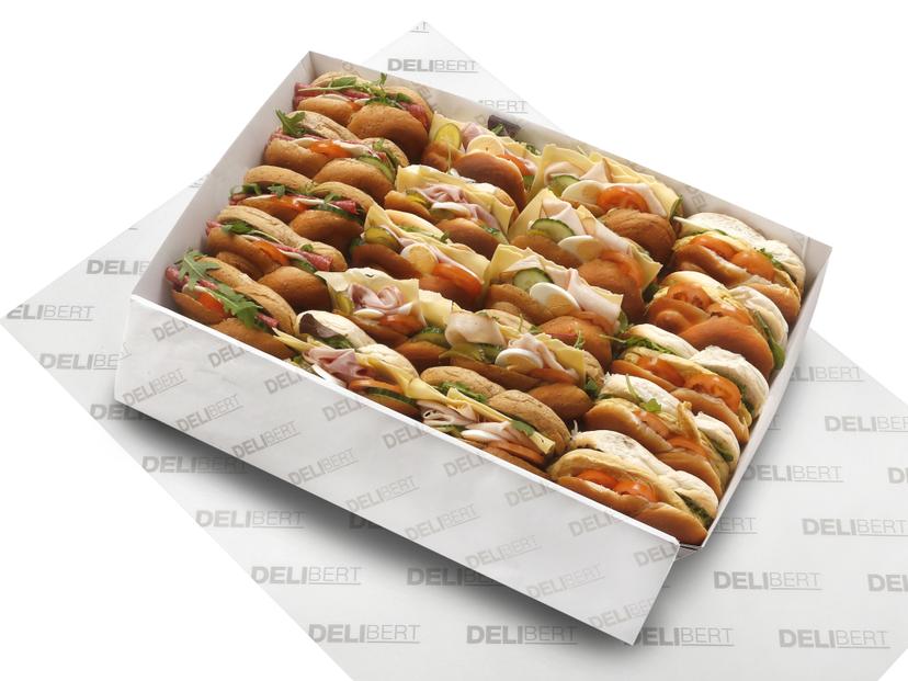 Lunchschaal met vers belegde vlechtbroodjes, gevarieerd met hartig beleg voor een heerlijke lunch.