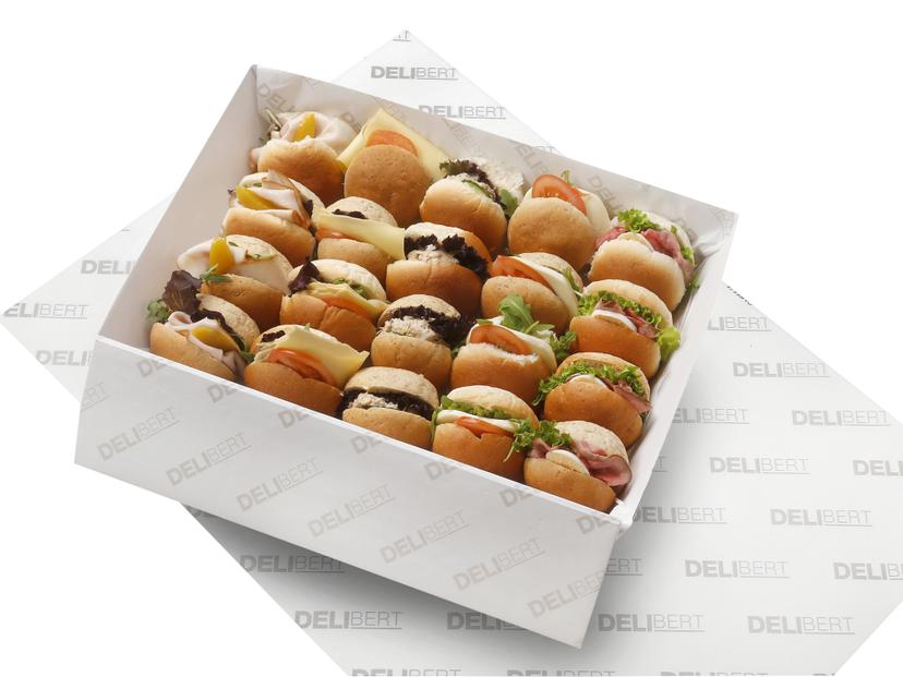 Lunchschaal met vers belegde minibolletjes met kaas, kip, rosbief en tonijnsalade