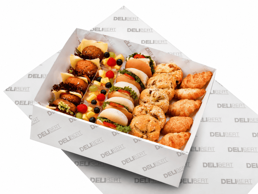 Ontbijtschaal met belegde minibroodjes, croissants, kwarkbollen en verse fruitsalade