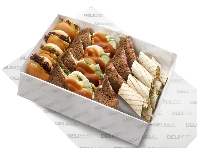 Luxe lunchschaal met gevarieerd belegde broodjes, wraps en clubsandwiches.