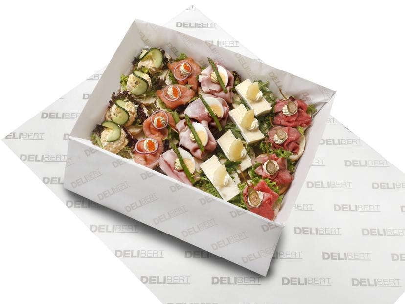 Luxe lunchschaal met halve belegde minibolletjes en verschillende soorten beleg