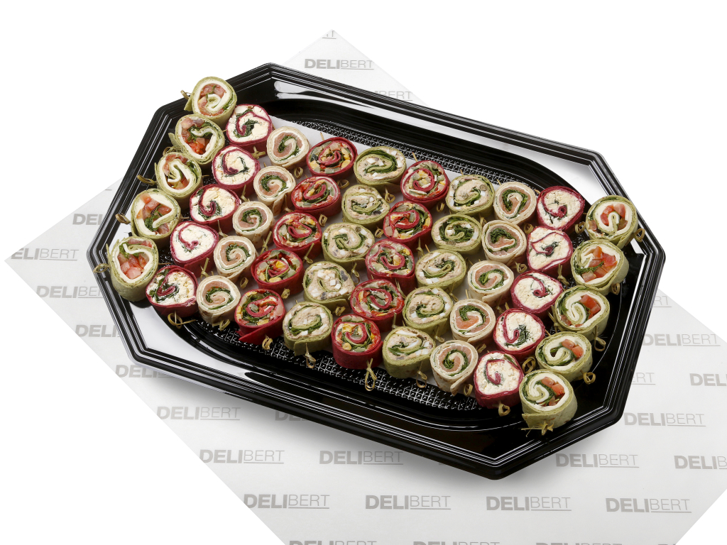 Luxe tapas borrelschaal met een gevarieerd assortiment kleine hartige hapjes.