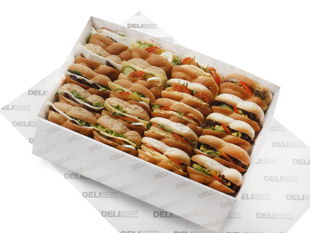 Vegetarische lunchschaal met vers belegde vlechtbroodjes en een gevarieerd assortiment vegetarisch beleg.