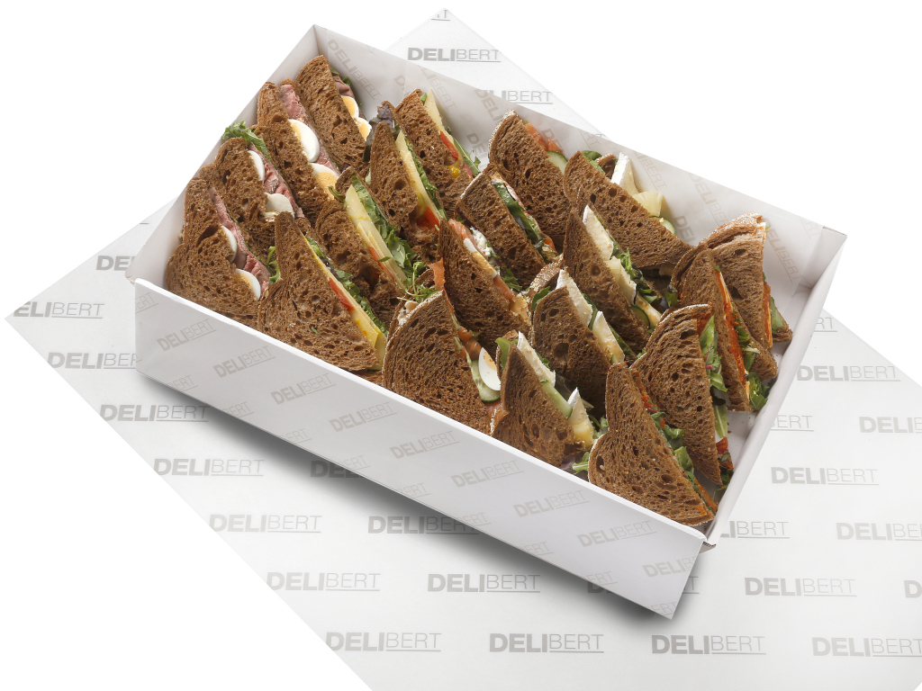 Lunchschaal met rijk belegde sandwiches met kaas, rosbief, brie en gerookte zalm.