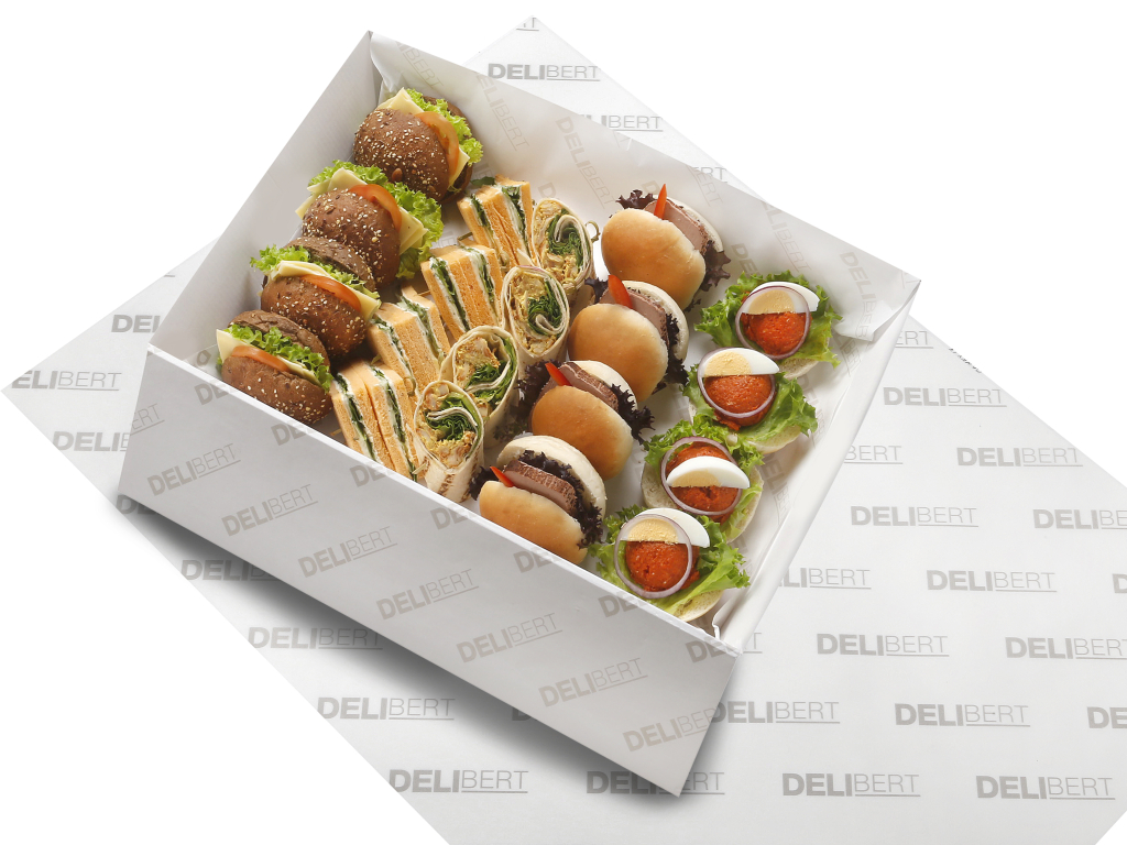 Lunchschaal met luxe belegde minibroodjes, wraps en clubsandwiches
