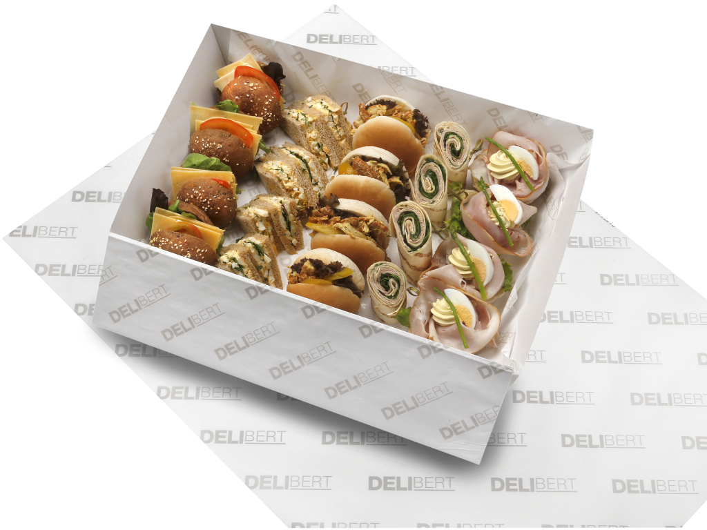 Lunchschaal met luxe belegde minibroodjes, wraps en clubsandwiches