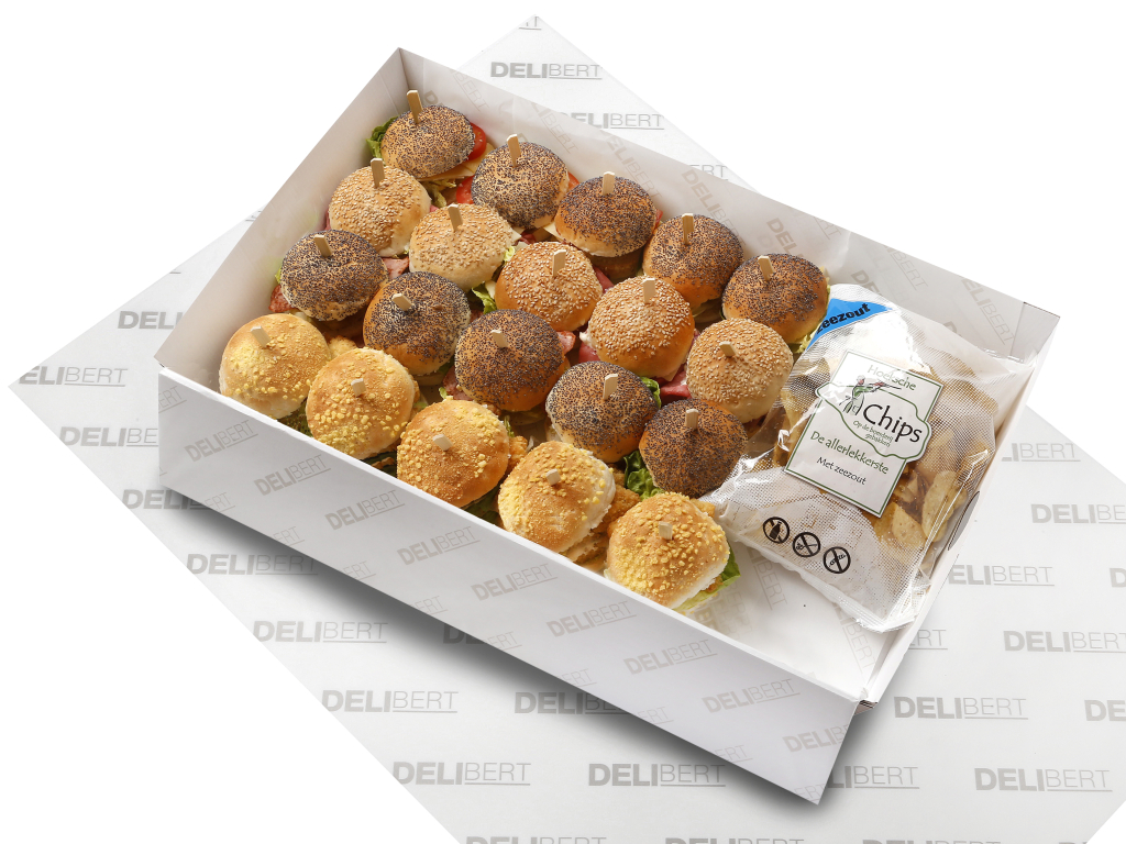 Gevarieerde lunchschaal met luxe belegde bagels en burgersandwiches.