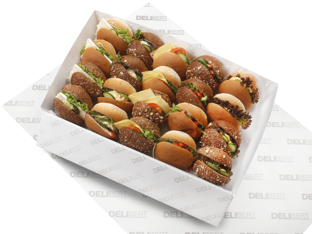 Vegetarische lunchschaal met vers belegde witte en Waldkorn bollen en een gevarieerd assortiment vegetarisch beleg.