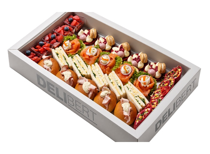 Luxe najaarslunch met belegde minibroodjes, bietenwraps, stoofpeertjes en frambozendessert.