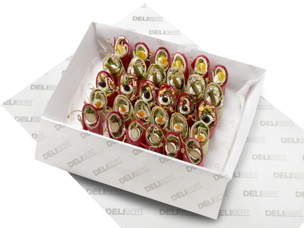 Borrelschaal met luxe wraps met gerookte zalm, vitello tonnato, hummus, mozzarella en tonijnsalade.