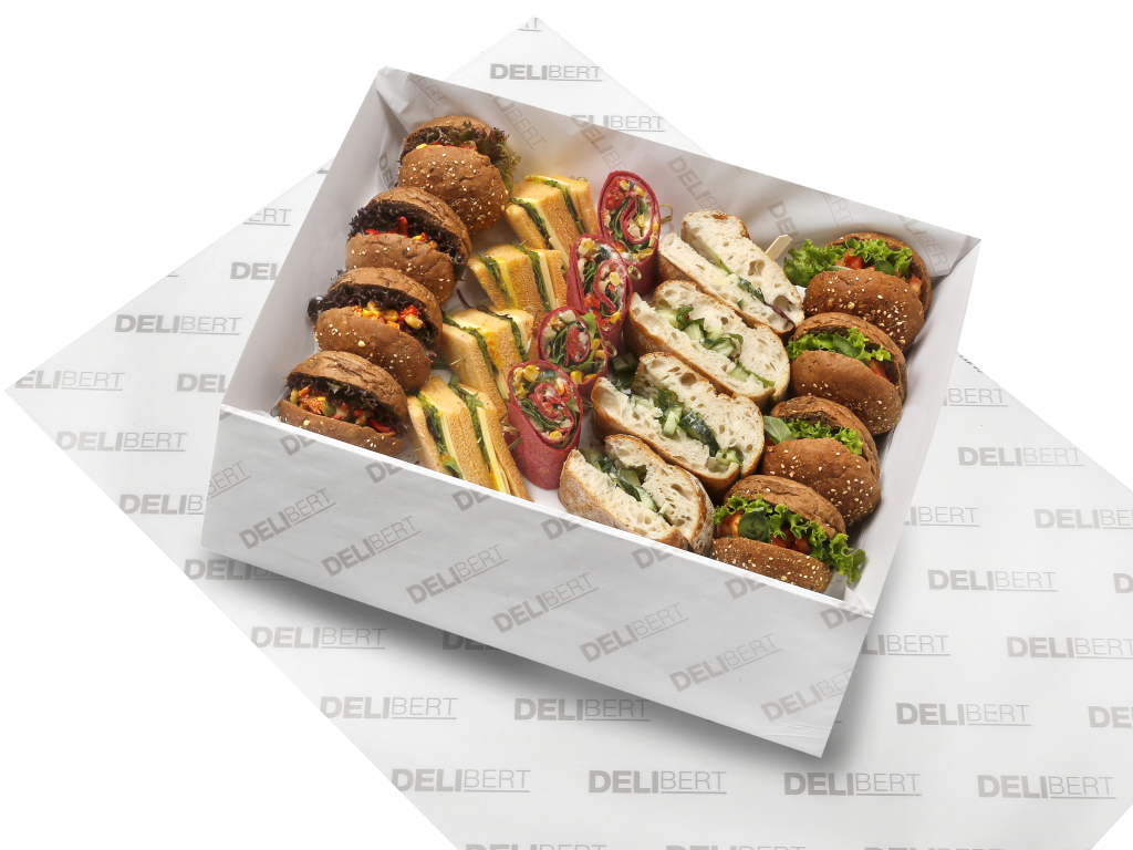 Vegan lunchschaal met plantaardig belegde minibroodjes en wraps