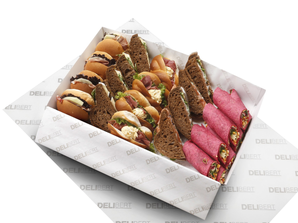 Luxe lunchschaal met grote belegde broodjes, wraps en sandwiches