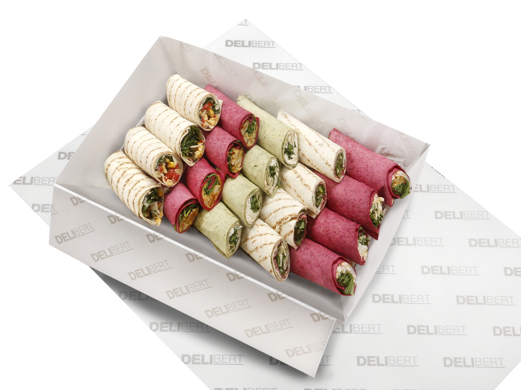 Lunchschaal met verschillende luxe belegde wraps met vlees, vis en vegetarische vullingen