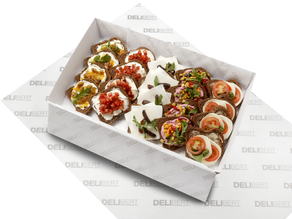 Vegetarische lunchschaal met royaal belegde boterhammen en verschillende soorten vegetarisch beleg.
