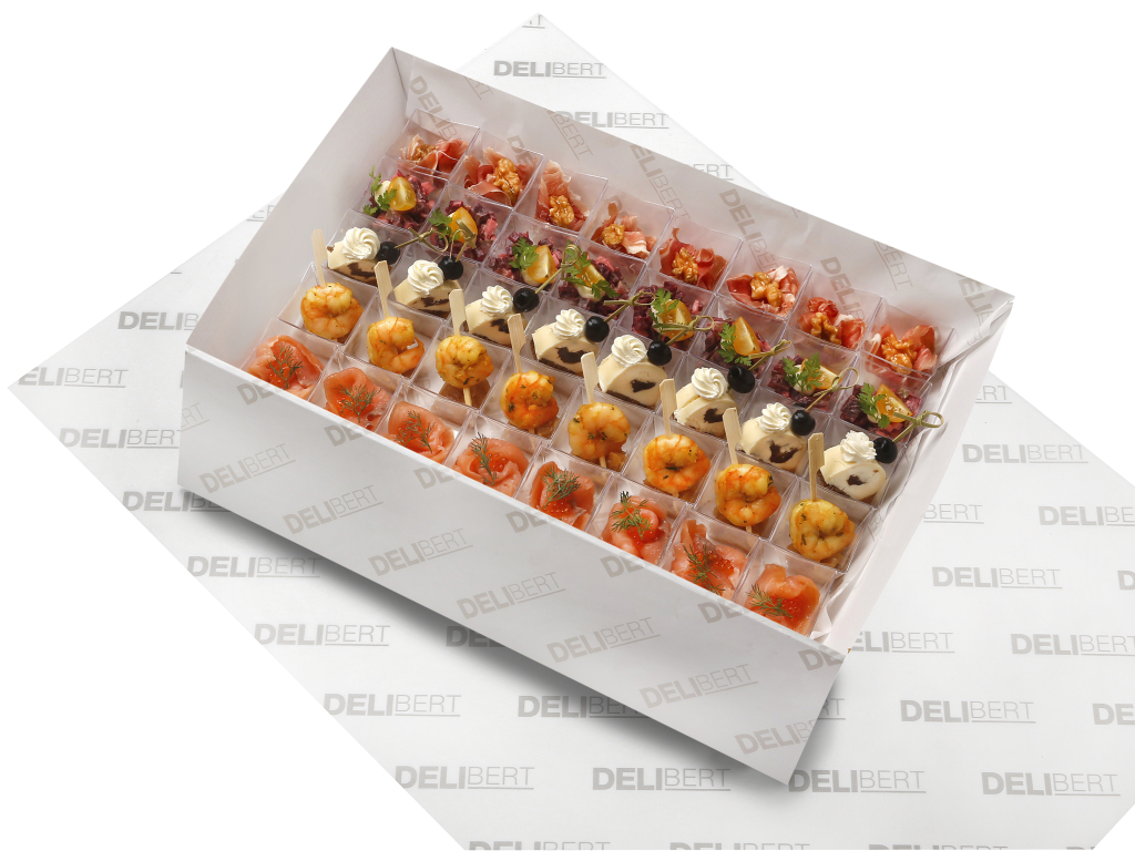 Luxe borrelschaal met amuseglaasjes met kaasterrine, bietensalade, geitenkaas en gamba.
