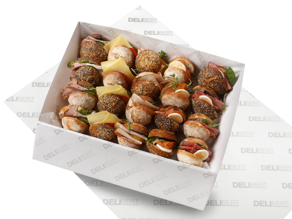 Lunchschaal met knapperige speltbolletjes, luxe belegd met kaas, vlees en vis.