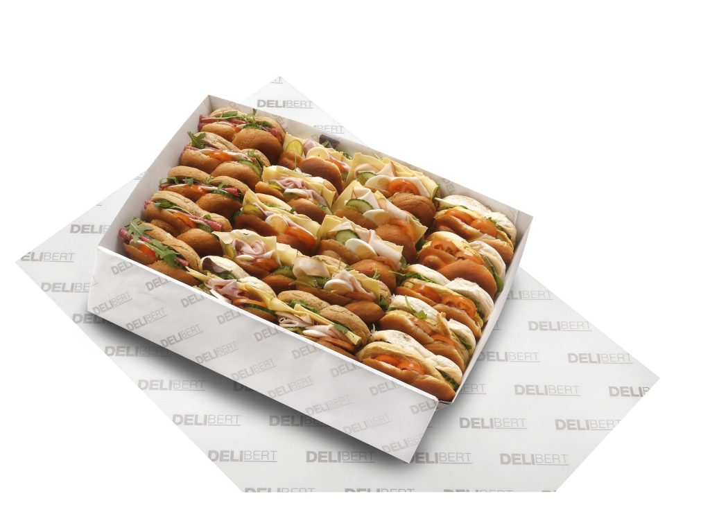 Lunchschaal met vers belegde vlechtbroodjes, gevarieerd met hartig beleg voor een heerlijke lunch.