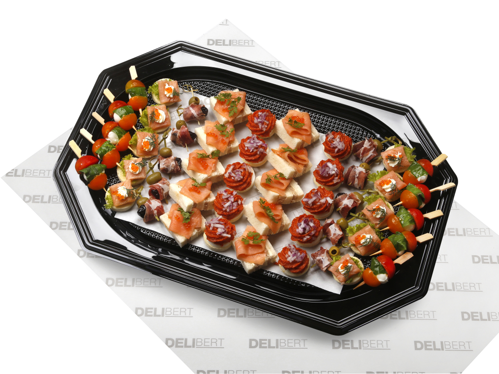 Luxe canapéschaal met gerookte zalm, filet americain, coppaham en mozzarella.