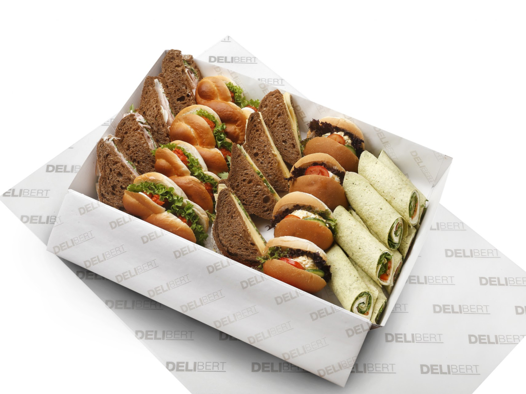 Royale lunchschaal met luxe broodjes, wraps en sandwiches